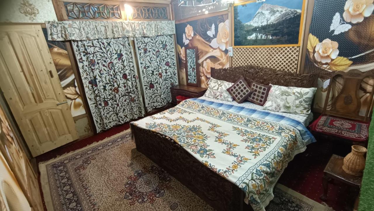 Heritage Geneva House Boat Srīnagar Extérieur photo