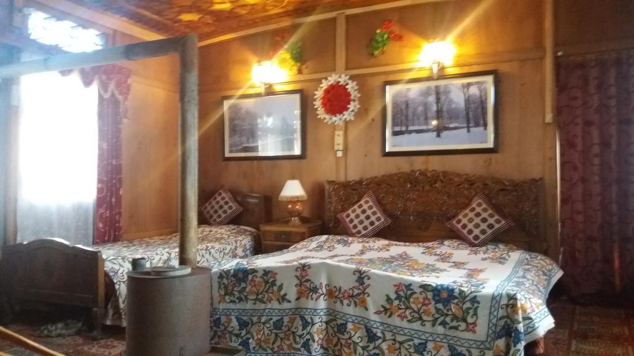 Heritage Geneva House Boat Srīnagar Extérieur photo