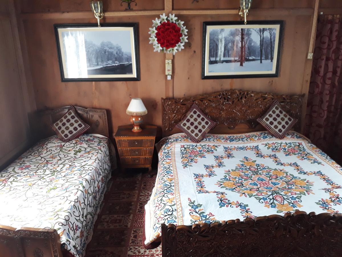 Heritage Geneva House Boat Srīnagar Extérieur photo