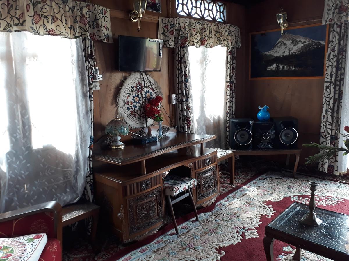 Heritage Geneva House Boat Srīnagar Extérieur photo