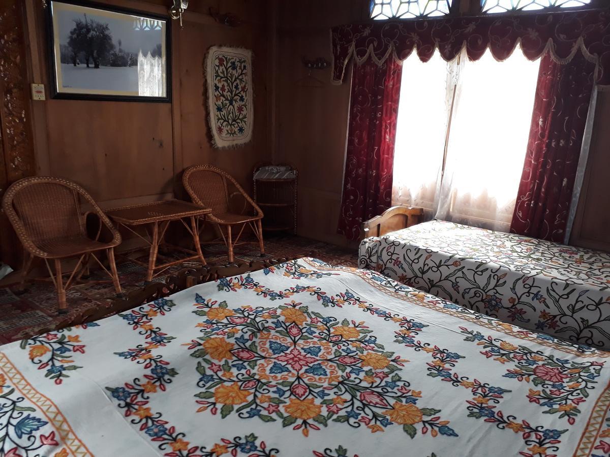 Heritage Geneva House Boat Srīnagar Extérieur photo