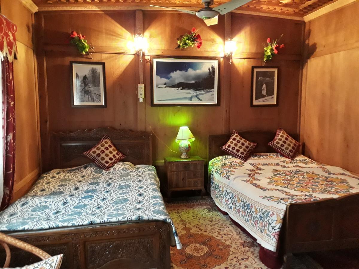 Heritage Geneva House Boat Srīnagar Extérieur photo