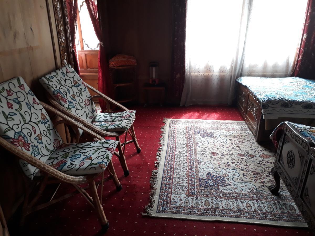 Heritage Geneva House Boat Srīnagar Extérieur photo