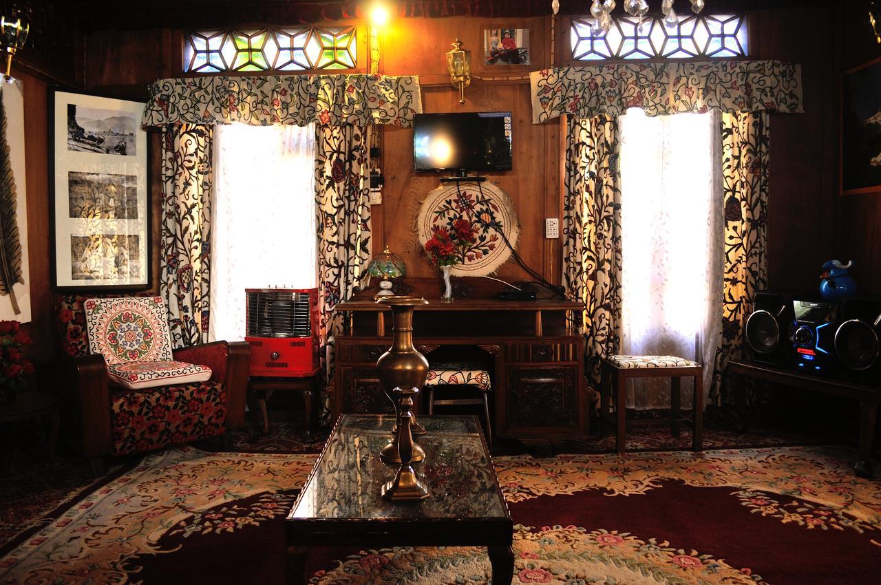 Heritage Geneva House Boat Srīnagar Extérieur photo