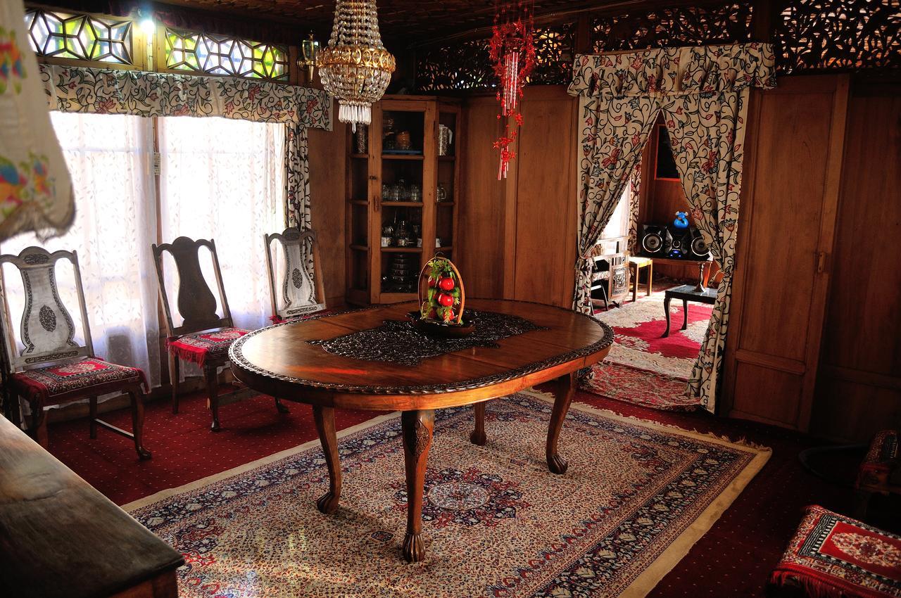 Heritage Geneva House Boat Srīnagar Extérieur photo