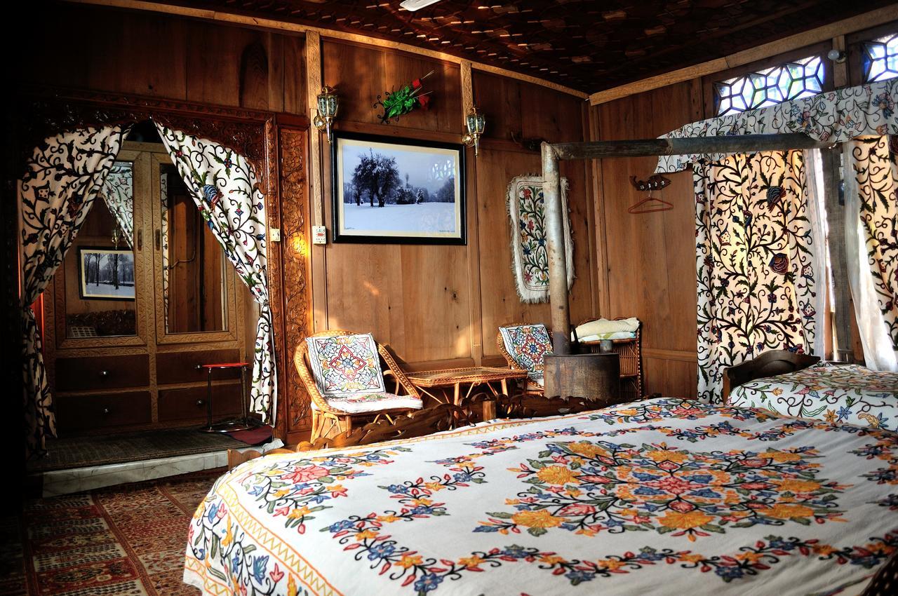 Heritage Geneva House Boat Srīnagar Extérieur photo
