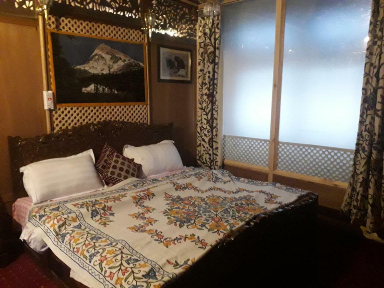 Heritage Geneva House Boat Srīnagar Extérieur photo