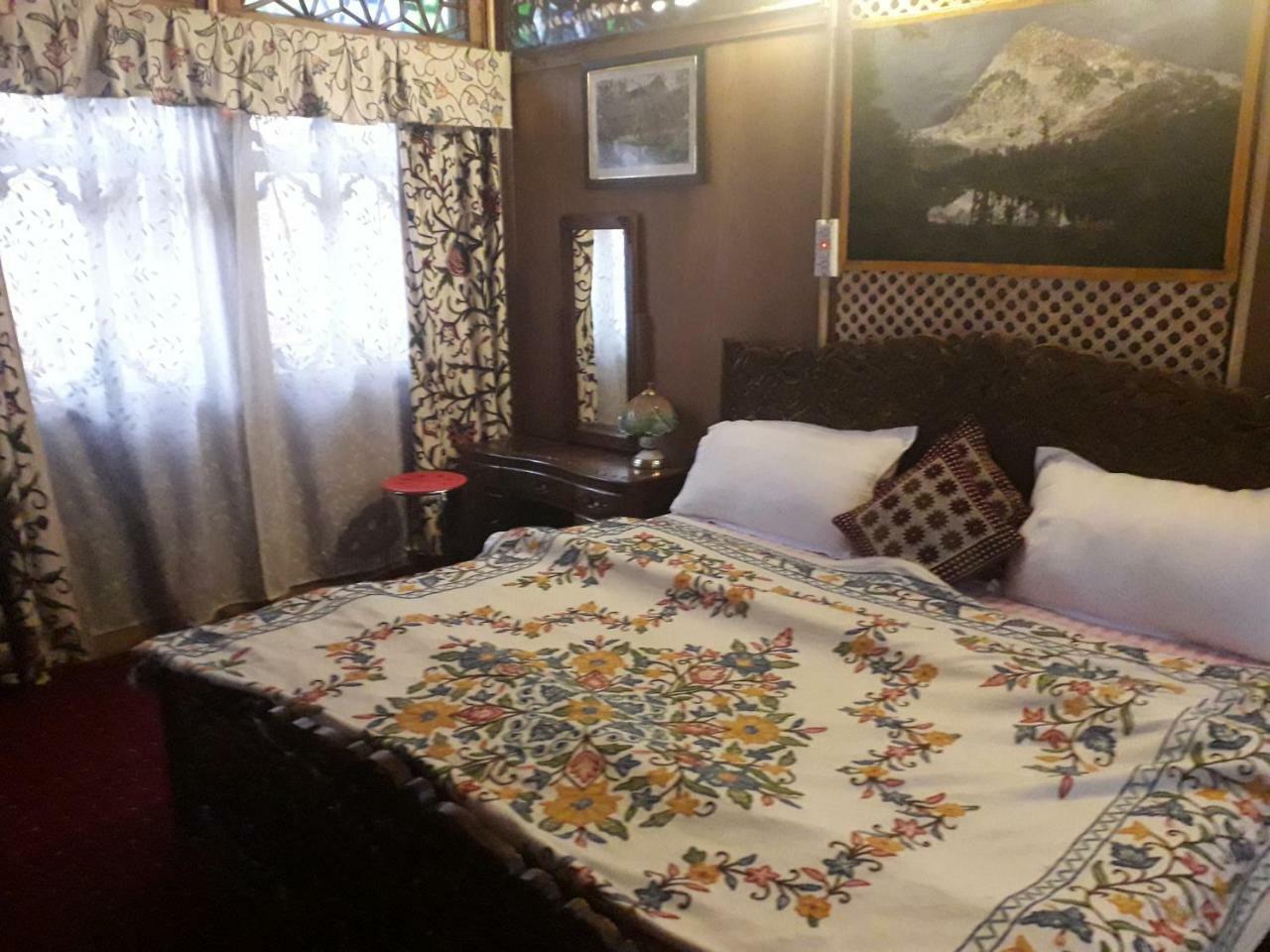 Heritage Geneva House Boat Srīnagar Extérieur photo